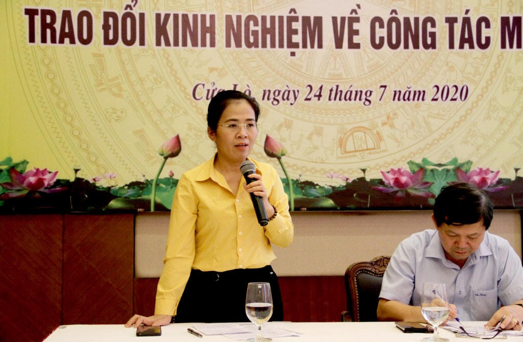 Bà Võ Thị Minh Sinh trao đổi những điểm mới của Ủy ban MTTQ tỉnh Nghệ An tại Hội nghị.