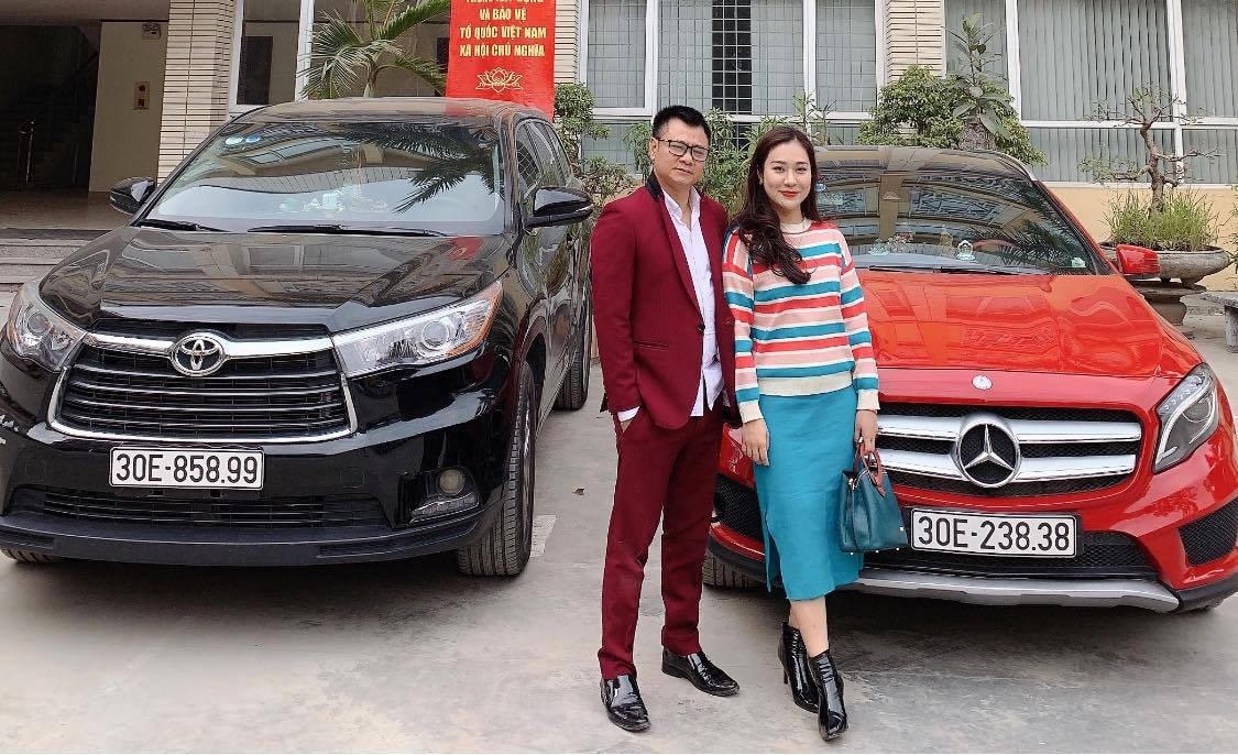 NSND Tự Long đẹp đôi bên vợ và chiếc xế hộp đỏ nổi bật.  