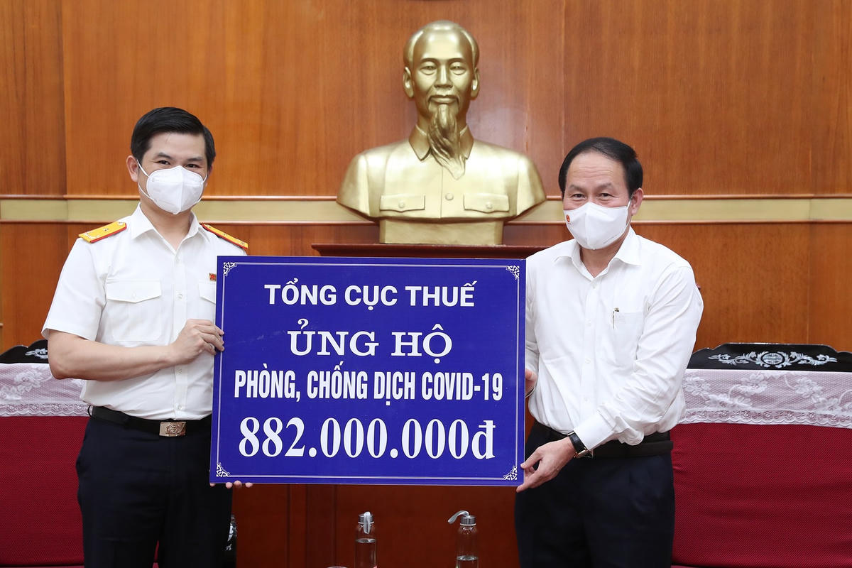 Phó Chủ tịch - Tổng Thư ký UBTƯ MTTQ Việt Nam Lê Tiến Châu tiếp nhận ủng hộ từ Tổng cục Thuế.