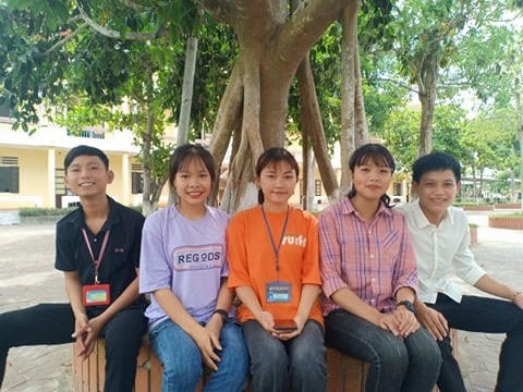 Nhóm học sinh đã nhận được rất nhiều lời khen ngợi về hành động nhặt đinh rơi trên đường.