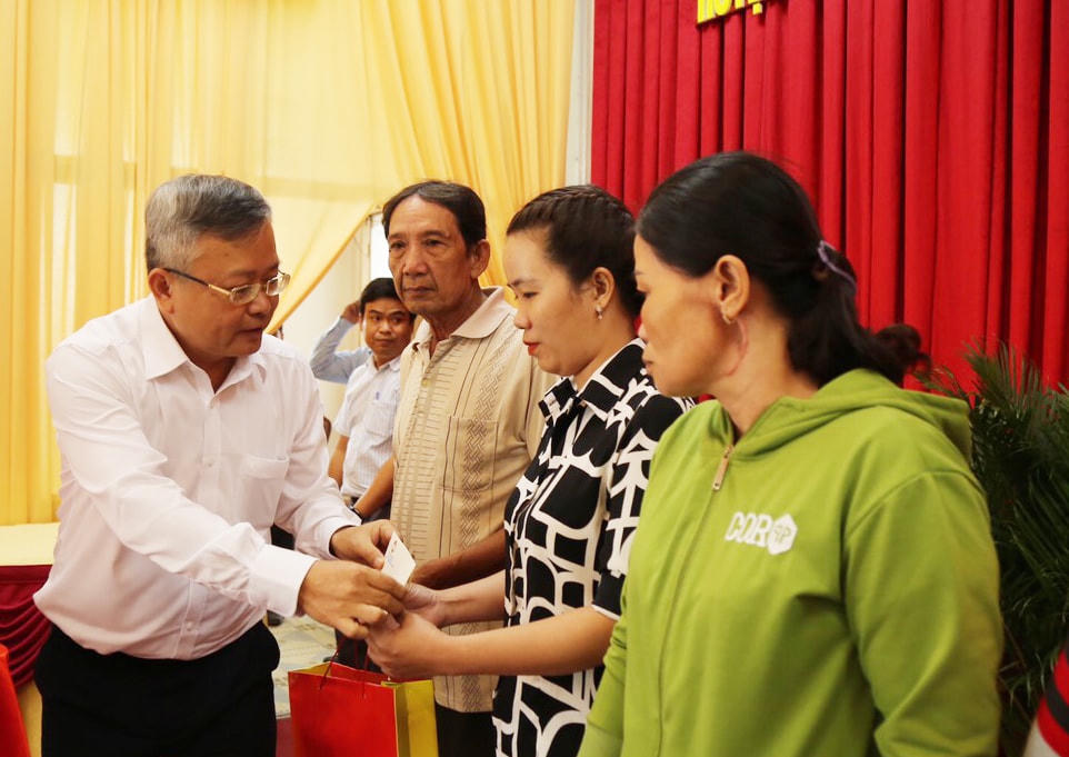 Ông Nguyễn Trung Nhân, Chủ tịch UBMTTQ Việt Nam TP Cần Thơ tặng quà các gia đình.