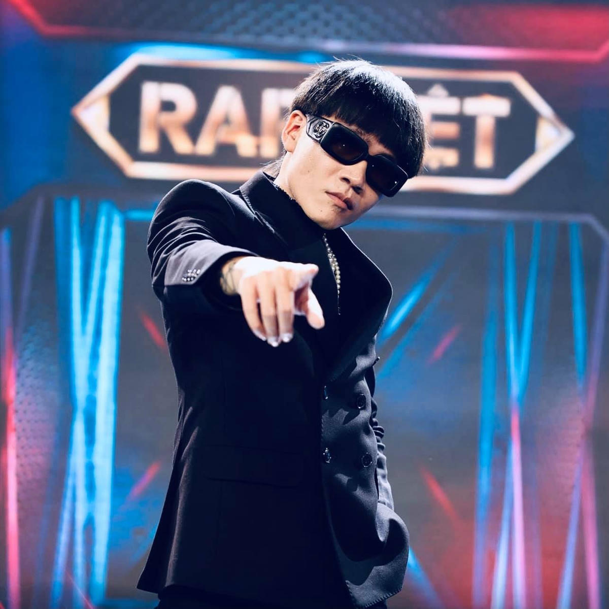 Wowy diện vest đen sang trọng trên poster của Rap Việt.