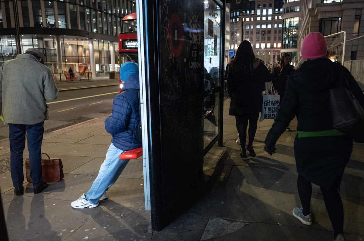 Người dân hối hả trở về nhà lúc chiều tối sau một ngày làm việc dài ở thủ đô London. Ảnh: The Guardian.