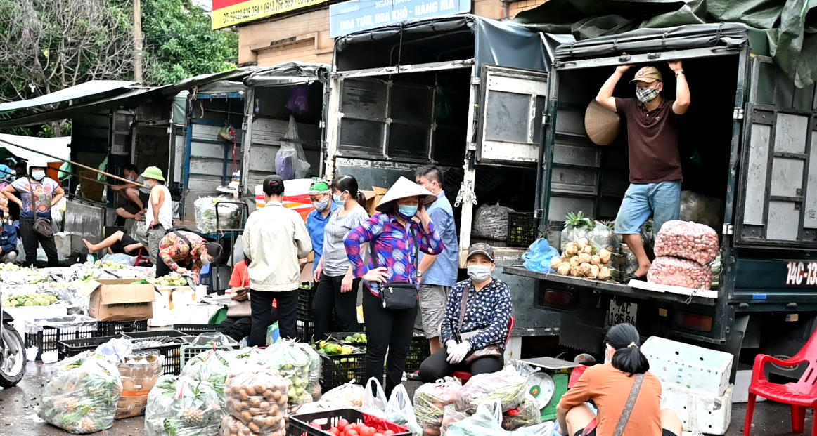 Chợ bắt đầu họp từ 2 giờ sáng nên có rất đông các tiểu thương chở hàng bằng xe tải từ khắp các nơi đổ về buôn bán.