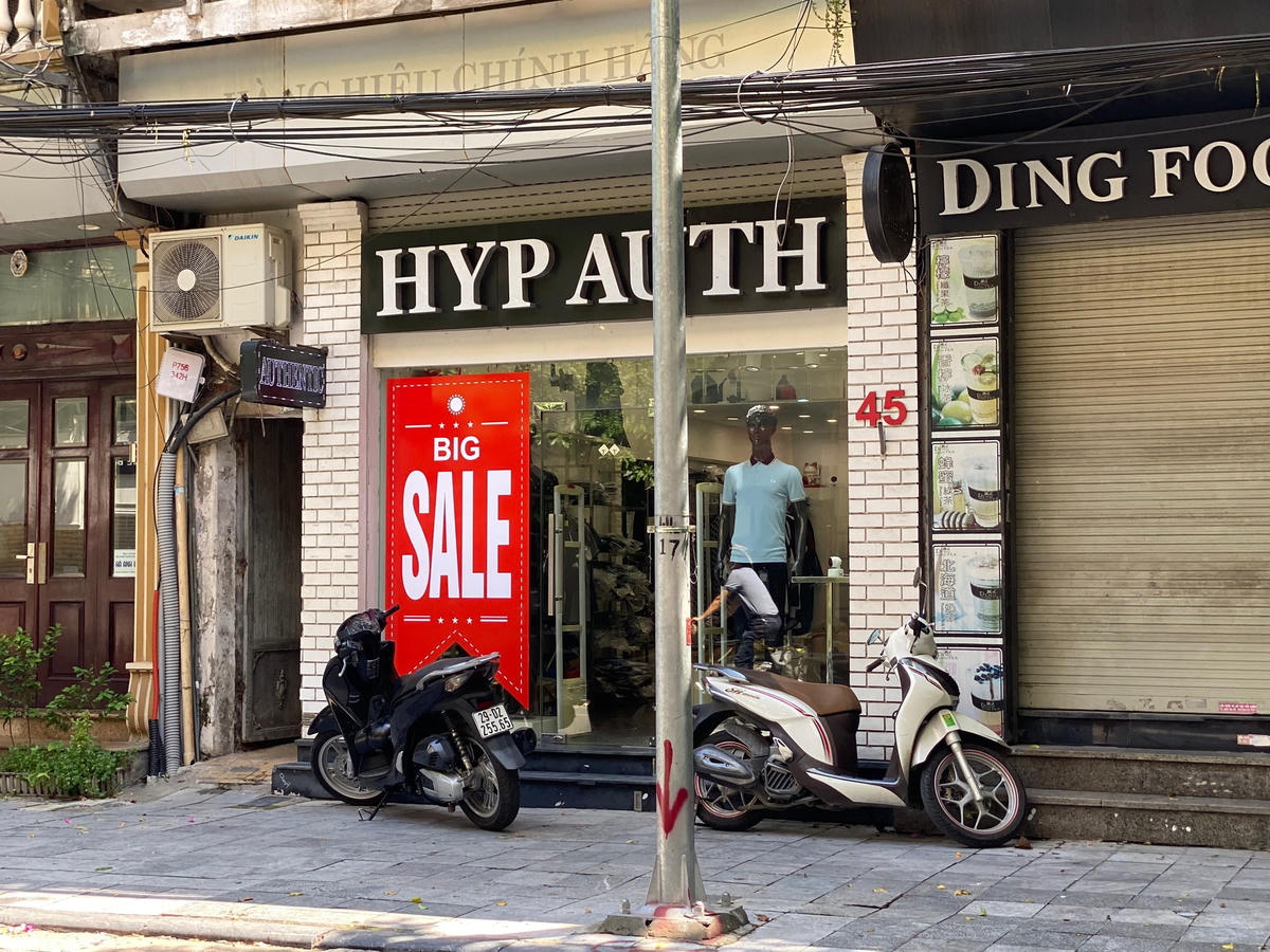 Cửa hàng quần áo, thời trang ngày đầu mở cửa trở lại: Lượng khách vắng vẻ