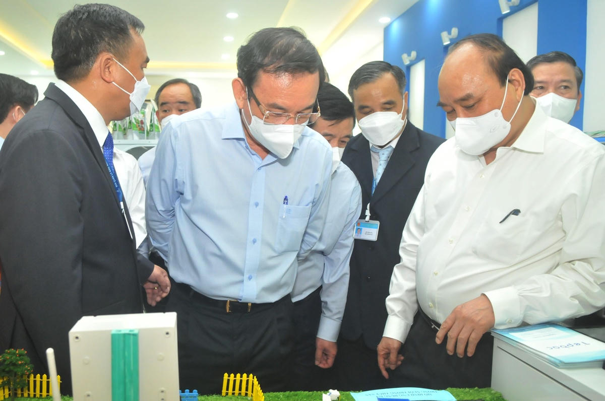 Chủ tịch nước thăm khu trưng bày sản phảm của Khu nông nghiệp công nghệ cao TPHCM tại huyện Củ Chi (Ảnh: Cao Thăng).