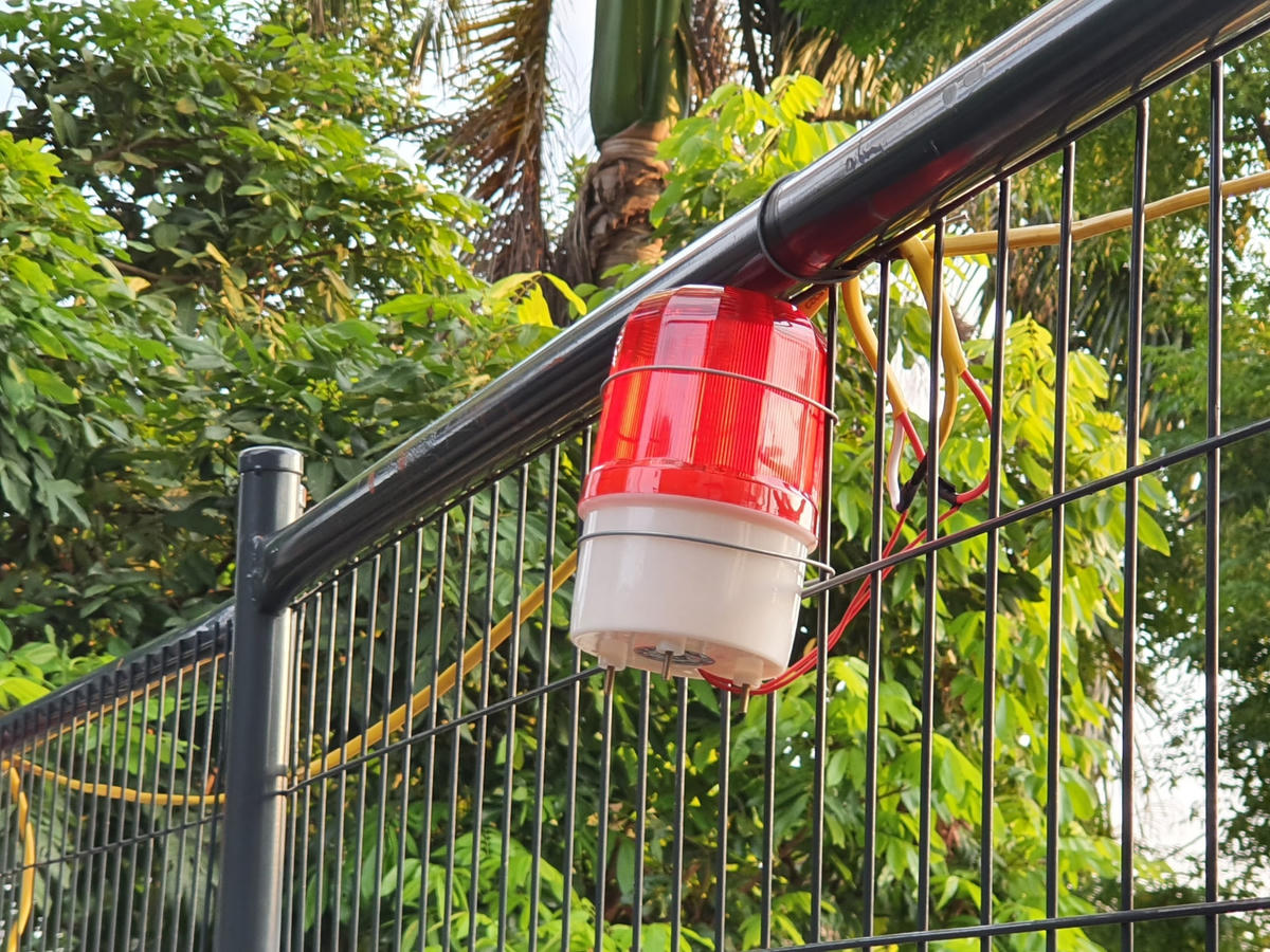 Hệ thống đèn báo chiếu sáng cũng được lắp đặt để người dân dễ nhận biết vào ban đêm.