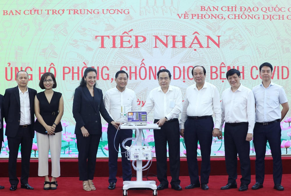 Ngay khi dịch Covid-19 bùng phát trở lại, Chủ tịch Trần Thanh Mẫn đã tiếp nhận 500 máy trợ thở trị giá 120 tỷ đồng từ Trường Đại học Văn Lang cùng Tập đoàn Vạn Thịnh Phát để trao cho Bộ Y tế.