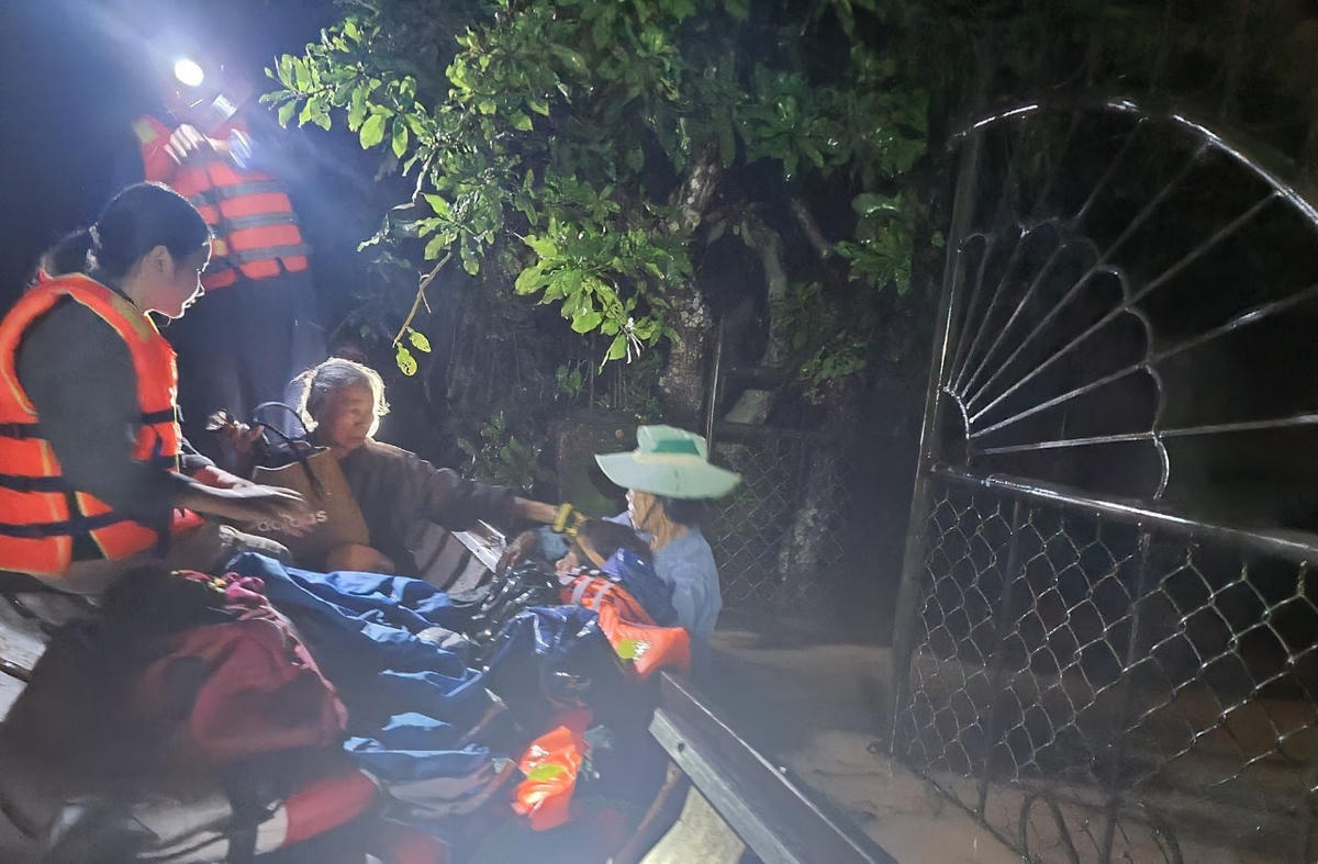 Người dân chạy lũ trong đêm.