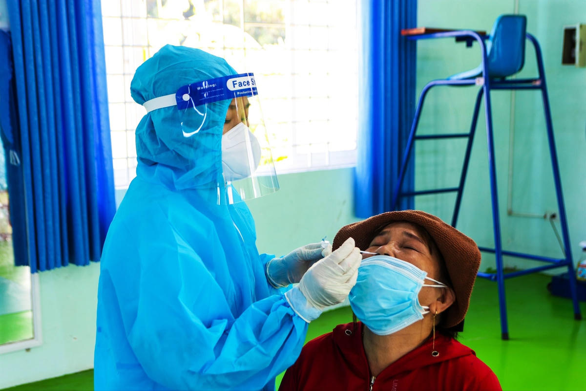 Ngành y tế Quảng Ngãi lấy mẫu xét nghiệm Covid-19.