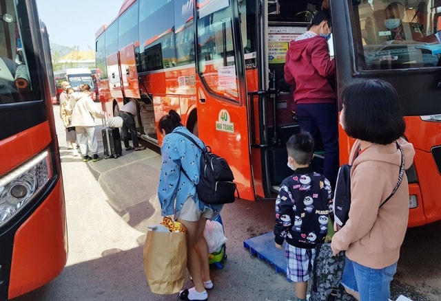Hành khách trở lại TP HCM và các tỉnh miền Trung tại bến xe phía Nam Nha Trang trưa 5 Tết Tân Sửu.