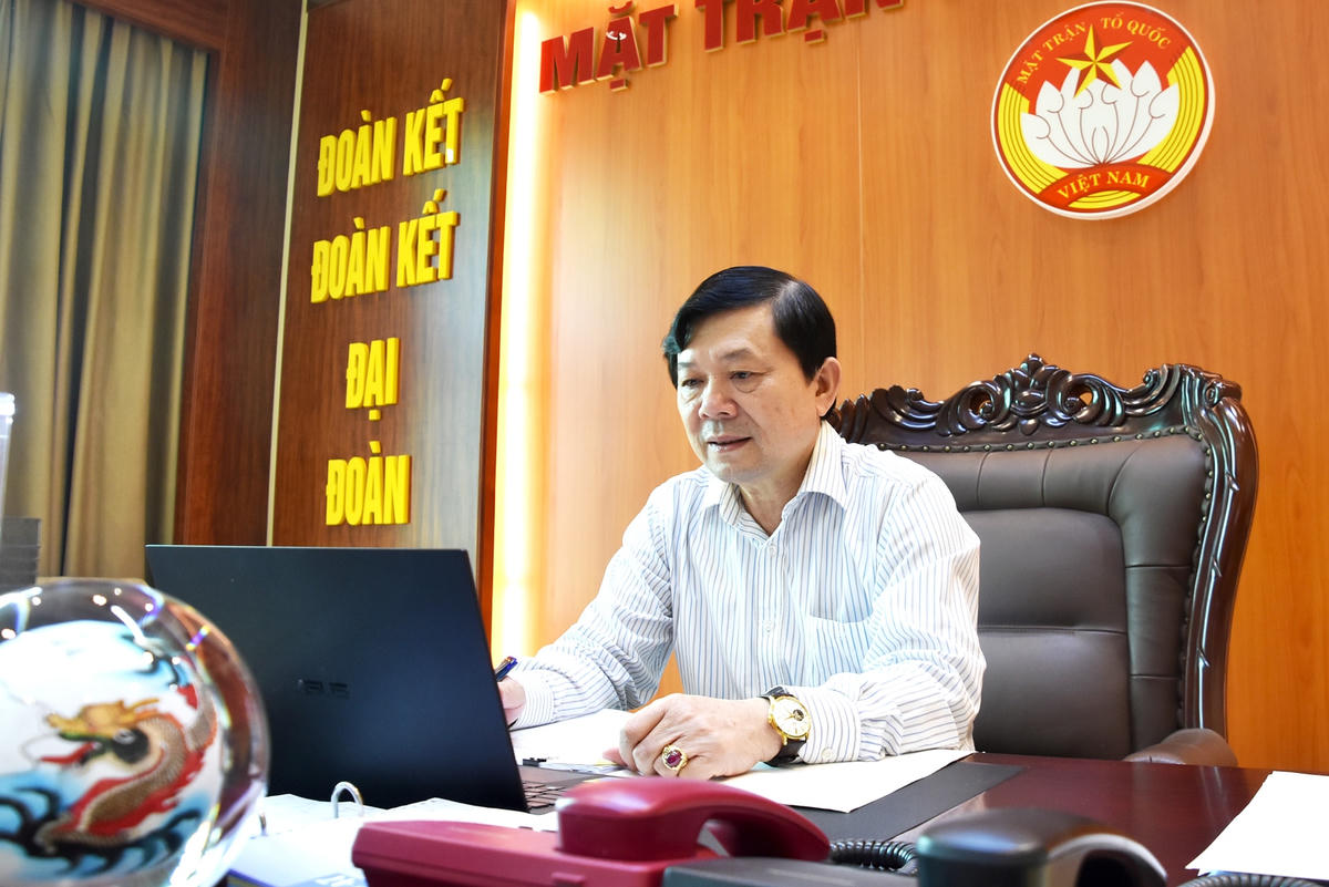 Phó Chủ tịch UBTƯ MTTQ Việt Nam Nguyễn Hữu Dũng trao đổi với các đại biểu tại hội nghị trực tuyến.