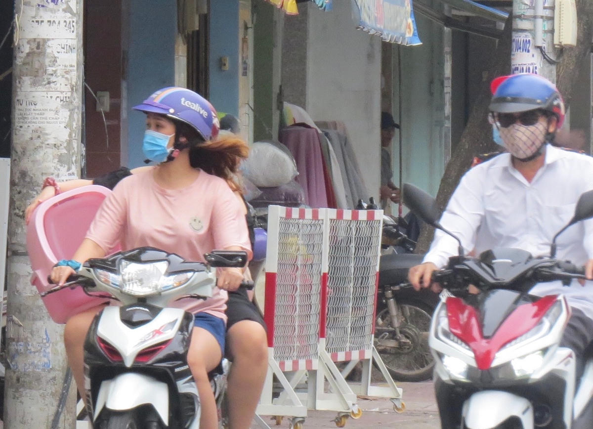 Người dân TP HCM chấp hành khá tốt quy định ngay trong ngày đầu tiên.