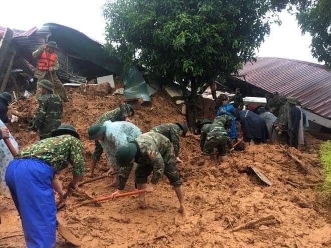 Các lực lượng triển khai công tác cứu hộ cứu nạn.