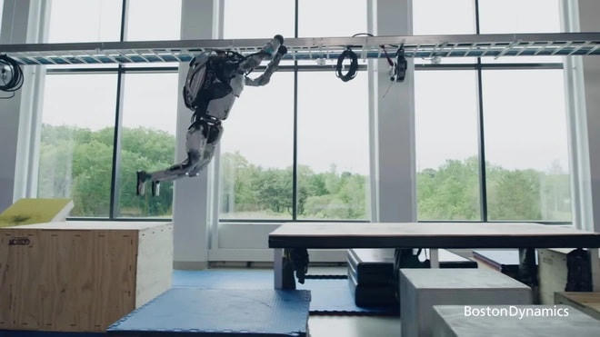Robot Atlas thực hiện cú nhảy qua các chướng ngại vật.