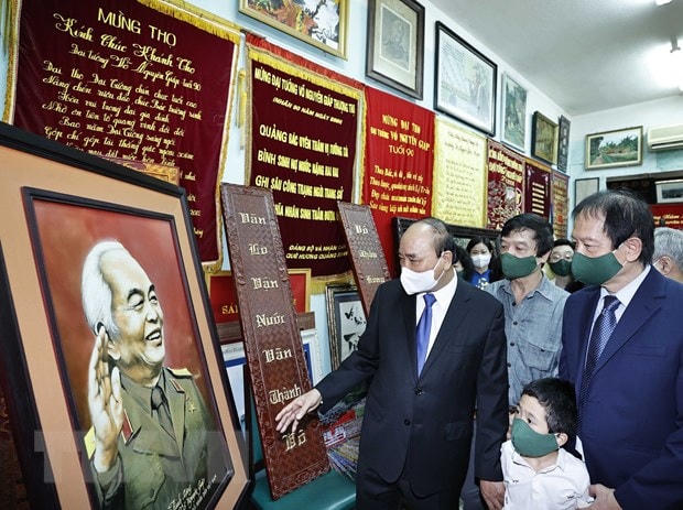 Chủ tịch nước Nguyễn Xuân Phúc tham quan phòng truyền thống Đại tướng Võ Nguyên Giáp. (Ảnh: Thống Nhất/TTXVN)