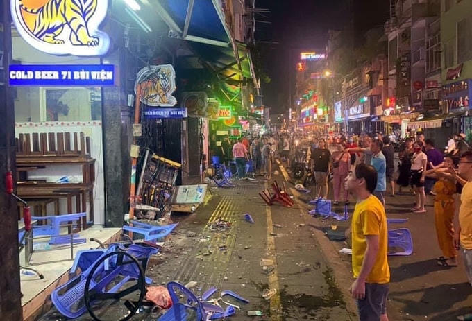 Nhiều bàn ghế và tủ điện trước các quán nhậu bị ôtô ủi hư hỏng. 