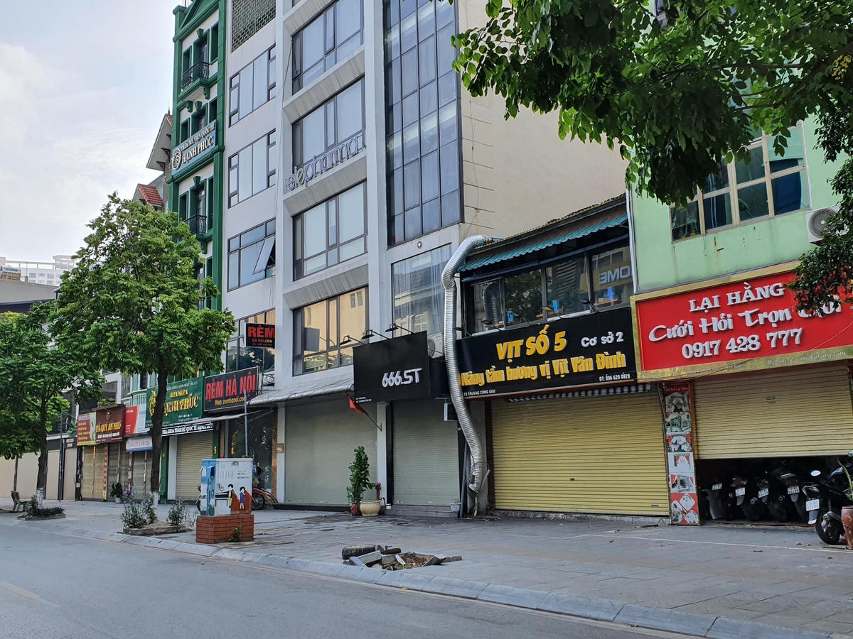 Nhiều con phố cũng trở nên yên ắng lạ thường.