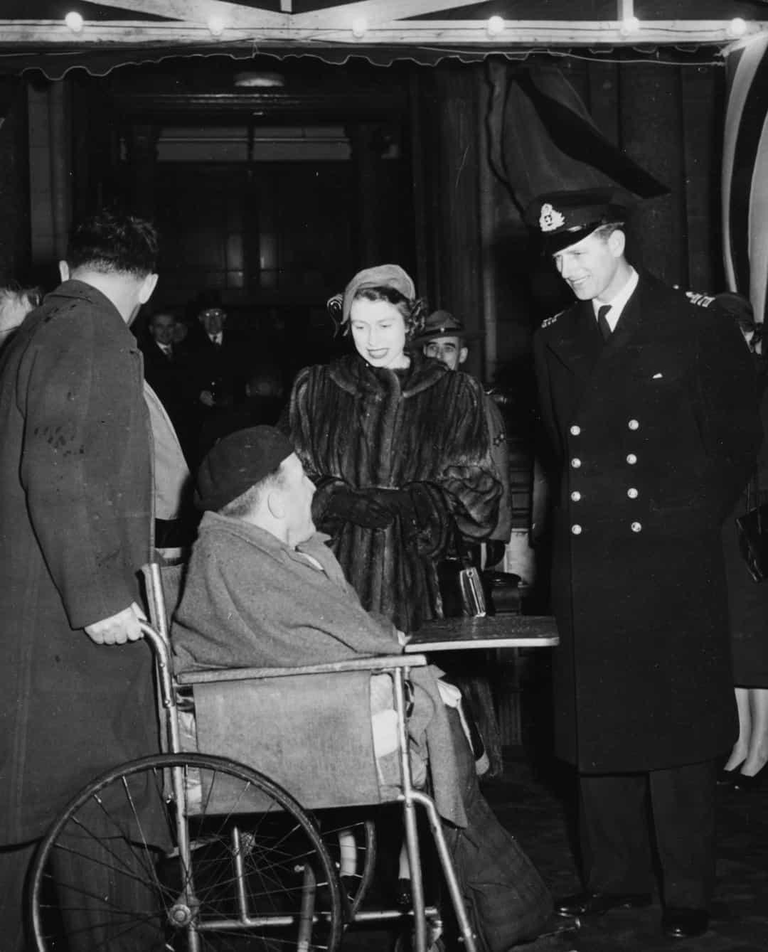 Trò chuyện với nghệ sĩ Earl Bailey trong chuyến lưu diễn của họ đến Canada, năm 1951.