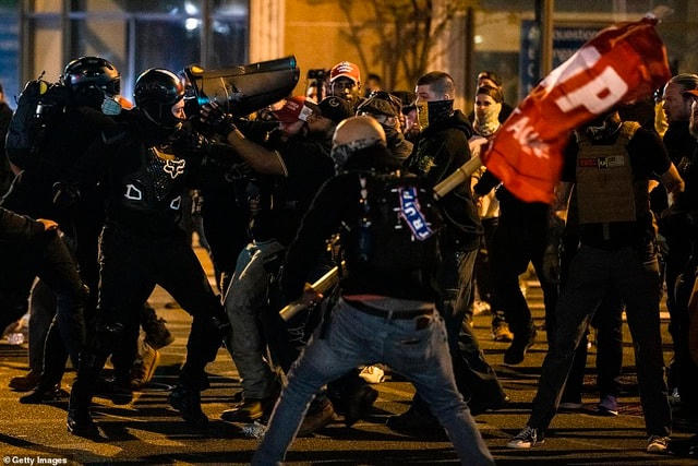 Ẩu đả trên đường phố Washington DC. Ảnh: Getty.  