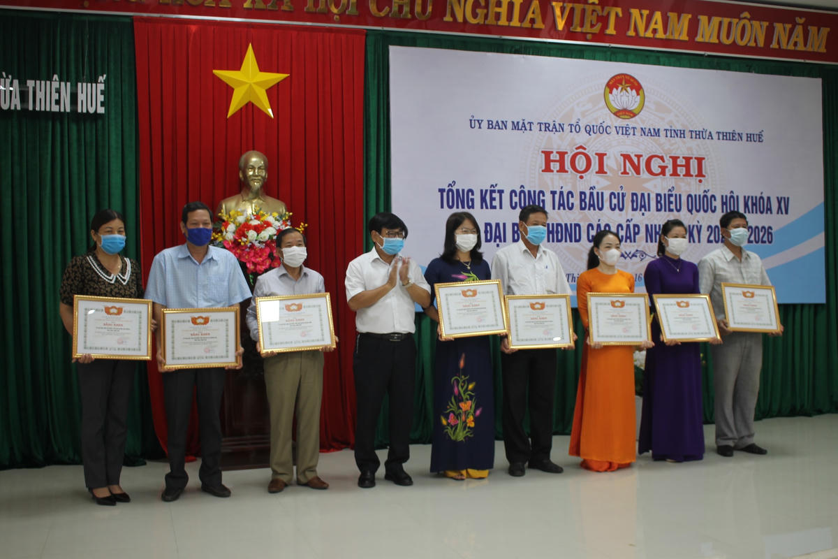 Trao Bằng khen cho các tập thể...