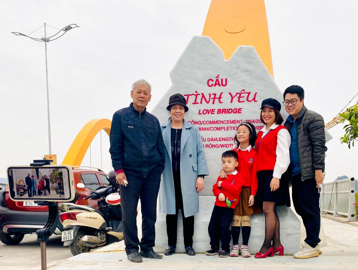 Ông Lê Công Chiên (Tổ 76, khu 5B, phường Bạch Đằng, TP Hạ Long) chia sẻ: “Mặc dù lễ khánh thành cầu đã bị hoãn để tập trung chống dịch, thế nhưng gia đình tôi và tất cả người dân vẫn hồ hởi tới đây để tham quan và chụp ảnh trong ngày đầu năm mới. Cầu Tình Yêu đã khẳng định quyết tâm xây dựng Hạ Long trở thành đô thị loại I thuộc tỉnh lớn nhất cả nước”.