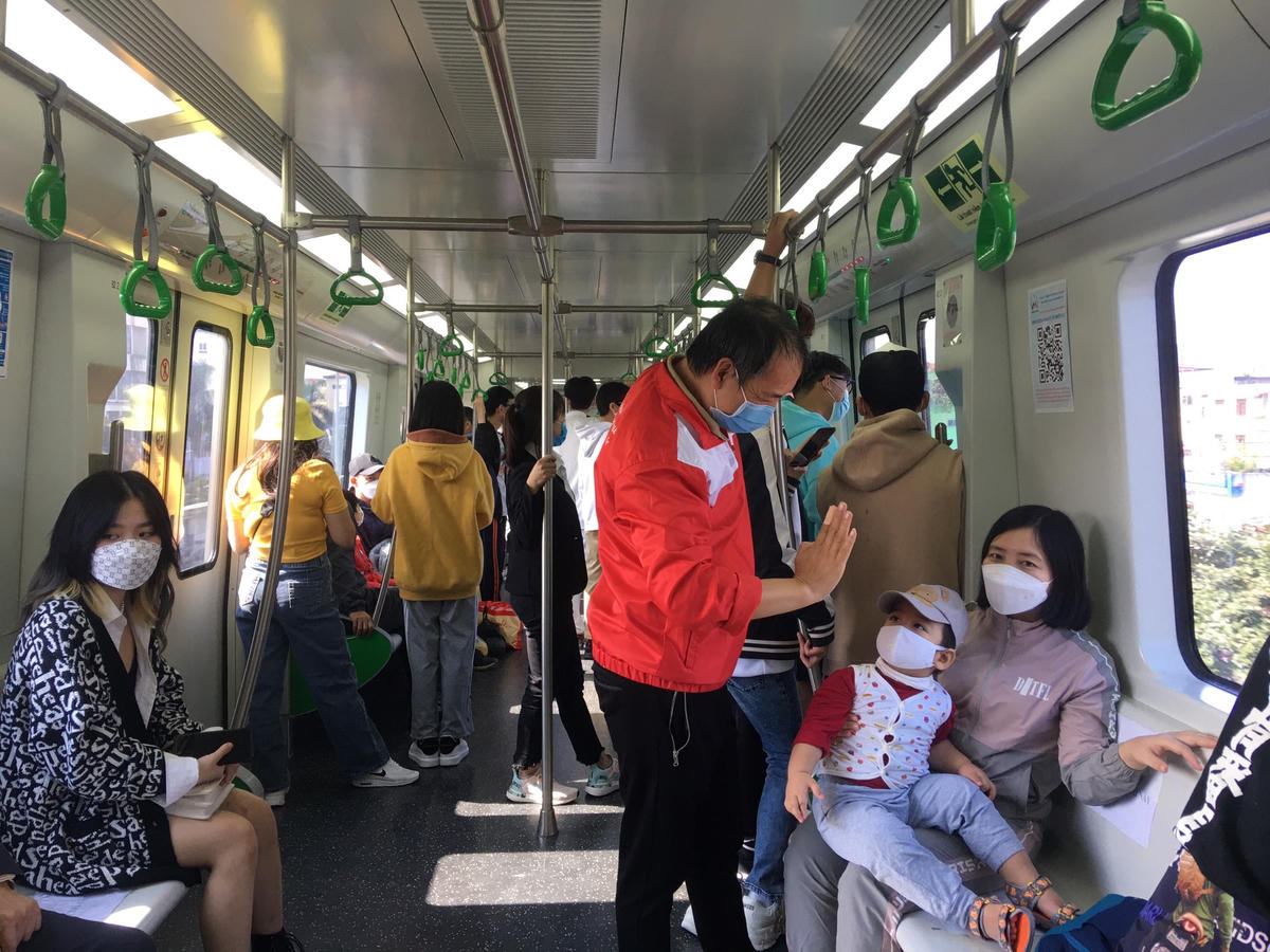 Khoảnh khắc vui vẻ của một gia đình ở Thái Hà.
