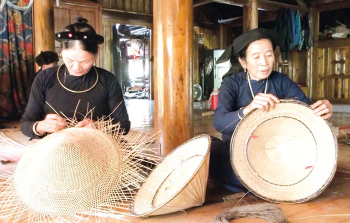 Người dân tộc Tày gìn giữ nghề làm nón truyền thống.