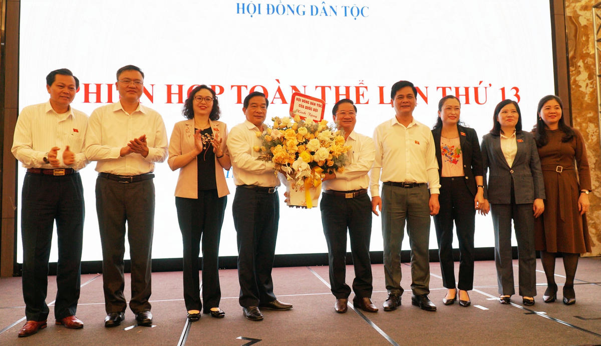 Lãnh đạo TP Cần Thơ chào mừng phiên họp toàn thể lần thứ 13 của HĐDT.