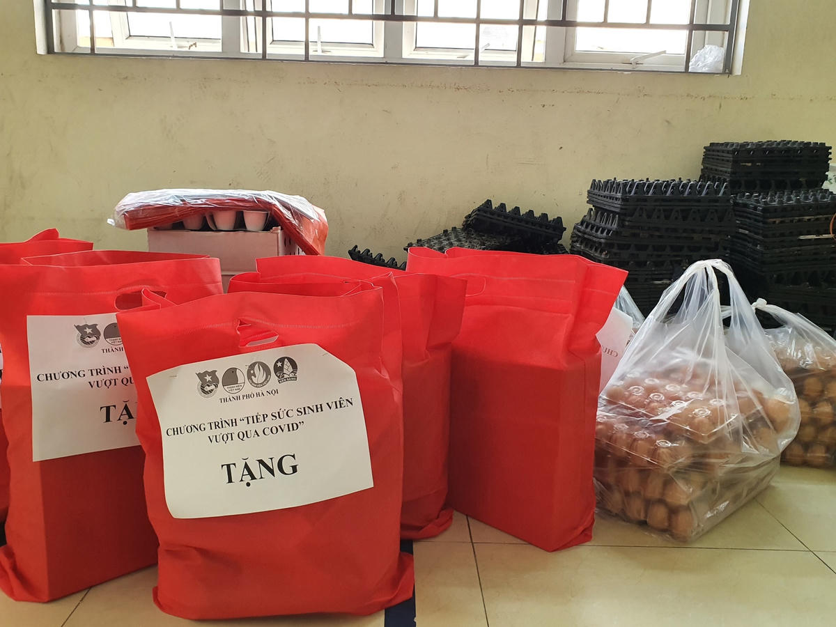 Hàng trăm suất quà cũng được Quận đoàn Hoàng Mai chuẩn bị để hỗ trợ những trường hợp khó khăn chịu ảnh hưởng của dịch Covid-19.