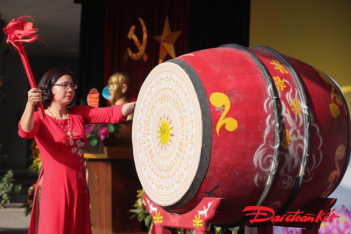 Cô giáo Nguyễn Thị Minh Quyên - Bí thư Chi bộ, Hiệu trưởng nhà trường đọc lời chào mừng và đánh trống khai giảng năm học mới 2020 -2021.