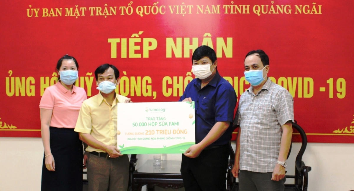Tiếp nhận bảng tượng trưng từ đại diện Công ty sữa đậu nành Việt Nam - Vinasoy.