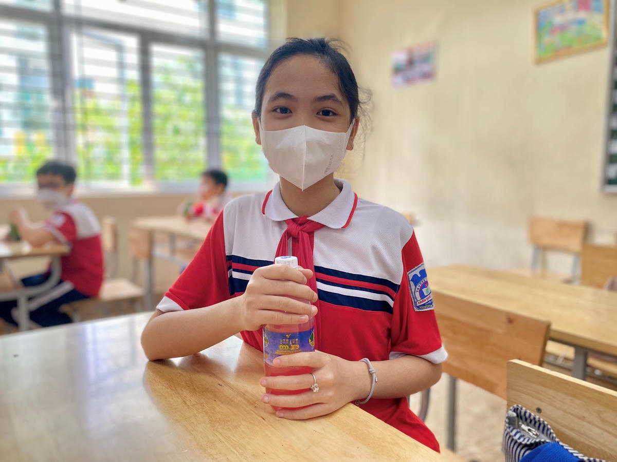 Sau khi tiêm, các em học sinh được theo dõi sức khỏe. Em Hoàng Bảo Hà, học sinh lớp 6A2, trường THCS Trần Quốc Toản phấn khởi cho biết: Em cảm thấy tiêm vaccine phòng Covid-19 rất nhẹ nhàng, thoải mái, không đau chút nào và sức khỏe của em rất tốt.