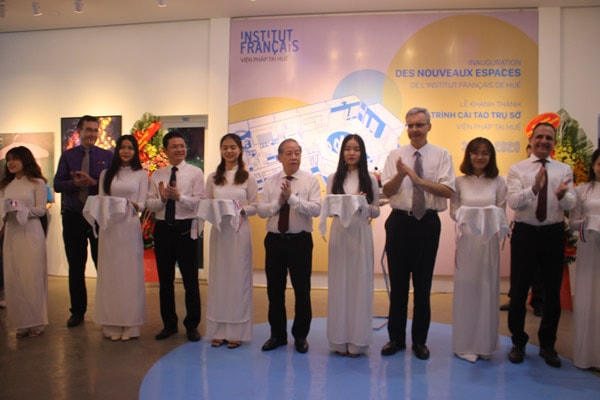Đại Sứ Pháp tại Việt Nam Nicolas Warnery và Chủ tịch UBND tỉnh Thừa Thiên - Huế Phan Ngọc Thọ cắt băng khánh thành công trình cải tạo Viện Pháp tại Huế.