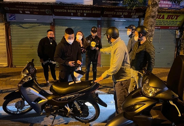 Cảnh sát 141 hóa trang kiểm tra các trường hợp vi phạm giao thông.