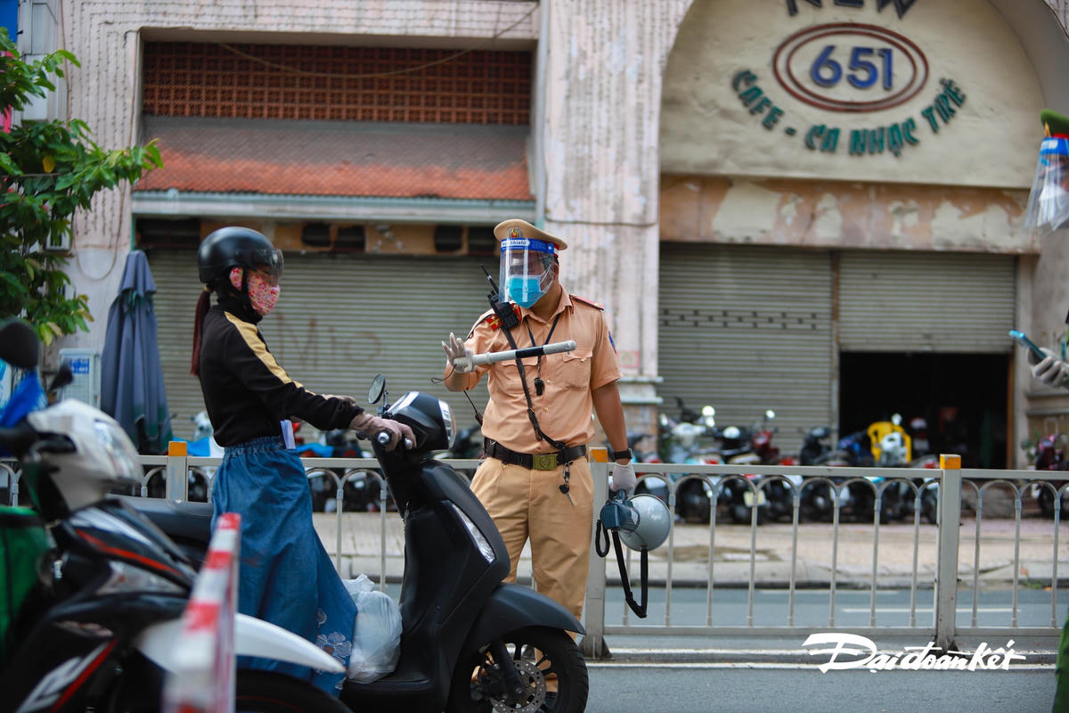 [ẢNH] TP HCM kiểm tra mã QR tại các chốt trở lại