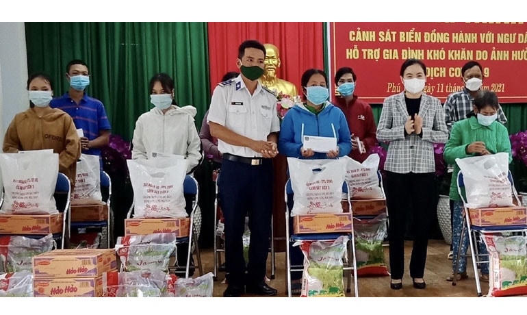 Trao quà cho người dân trên địa bàn TP Tuy Hòa.