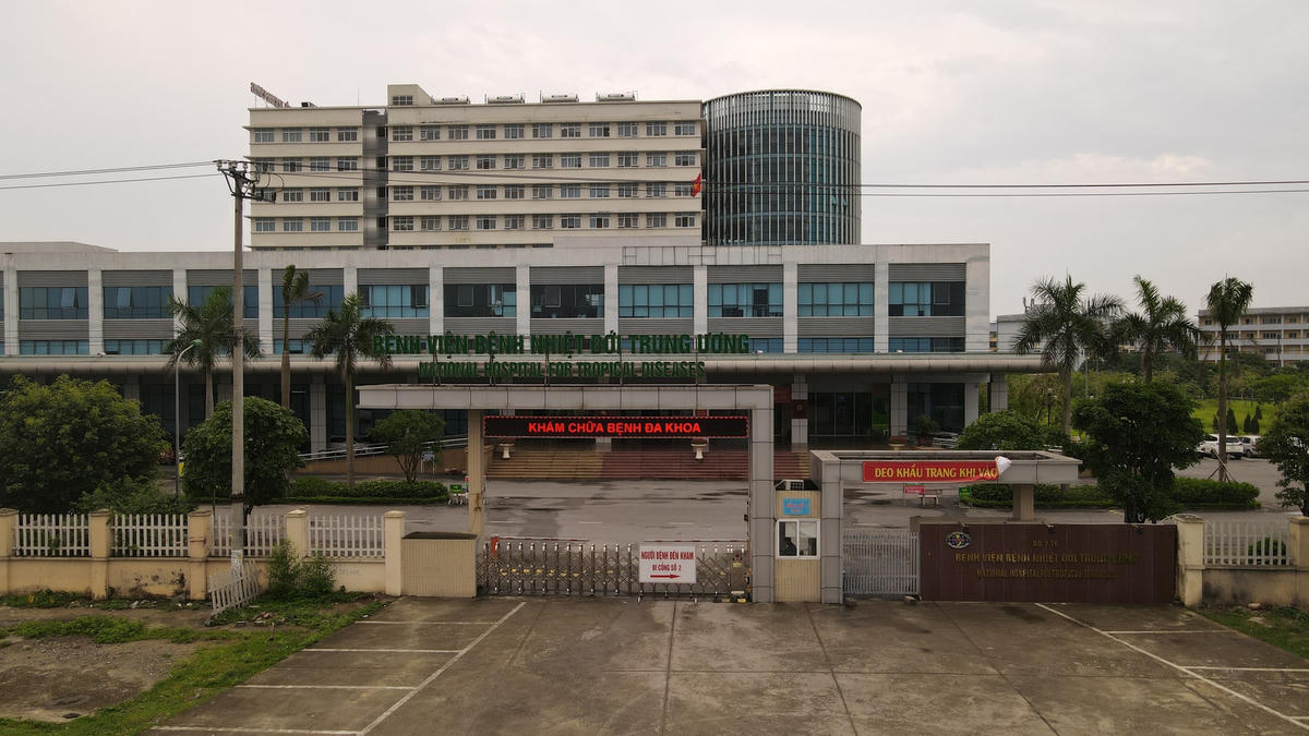 Toàn cảnh Bệnh viện Bệnh Nhiệt đới Trung ương cơ sơ 2 bị cách ly. Ảnh: Quang Vinh.