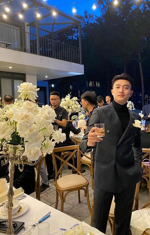 "Một năm đi đám cưới không dưới 5 lần, tiền thì đã sắp cạn đến khi nào mới được thu hồi vốn đây", Quốc Trường than thở vì vẫn chưa tìm được "một nửa" của mình.  