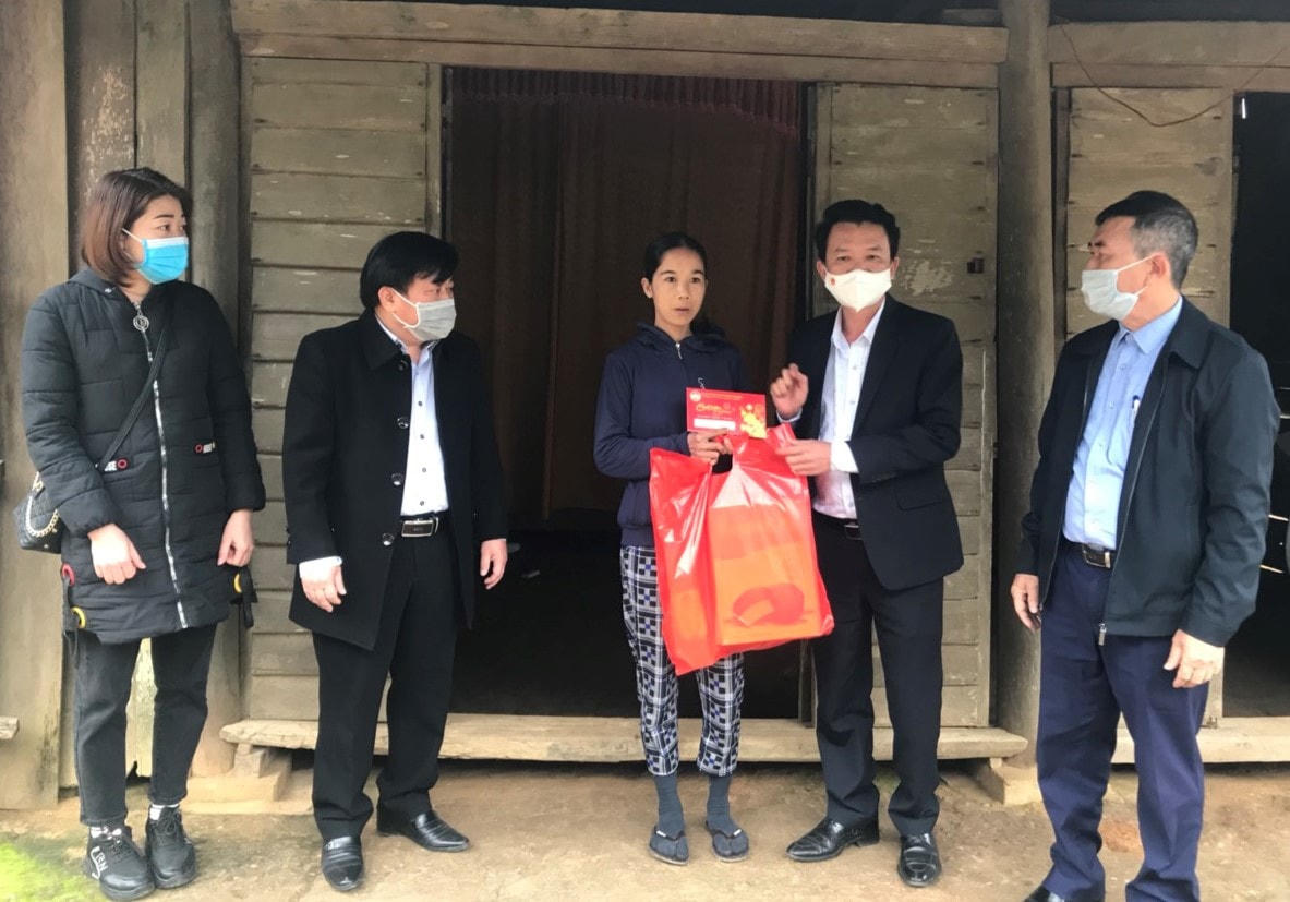 Đại diện Uỷ ban MTTQ Việt Nam tỉnh Quảng Bình trao quà cho hộ nghèo ở trên địa bàn huyện Minh Hoá.