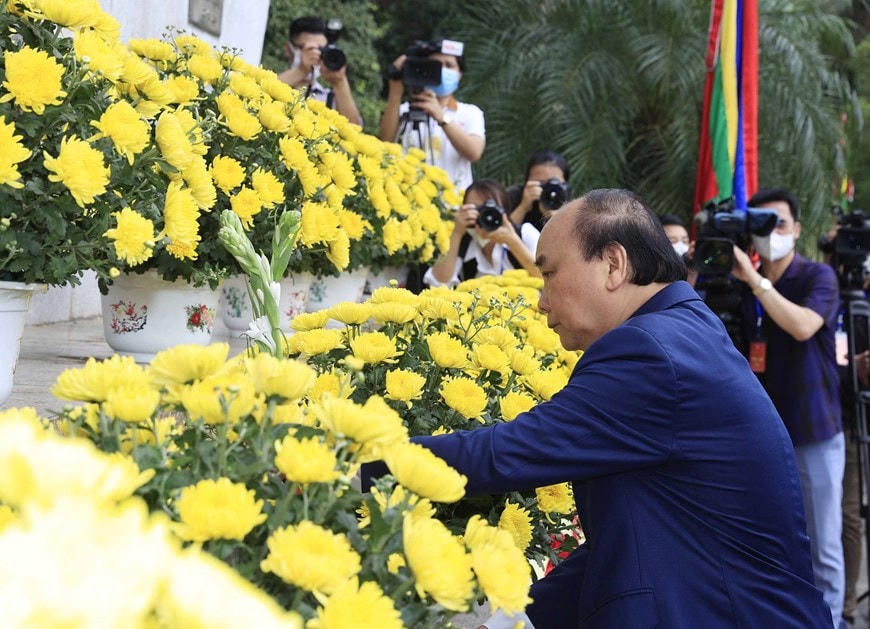 Chủ tịch nước Nguyễn Xuân Phúc dâng hoa trước Bức phù điêu Bác Hồ nói chuyện với Đại đoàn 308 trong Khu Di tích lịch sử Quốc gia đặc biệt Đền Hùng (tỉnh Phú Thọ). (Ảnh: Thống Nhất/TTXVN).