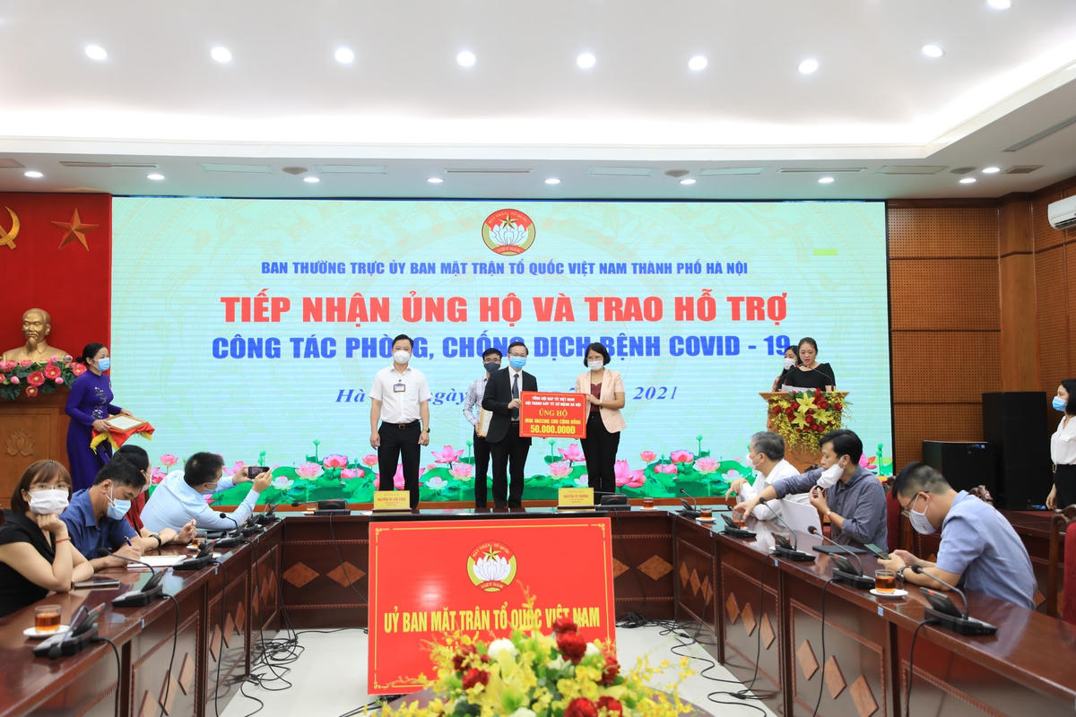 Lãnh đạo Ủy ban MTTQ thành phố tiếp nhận ủng hộ từ các đơn vị.