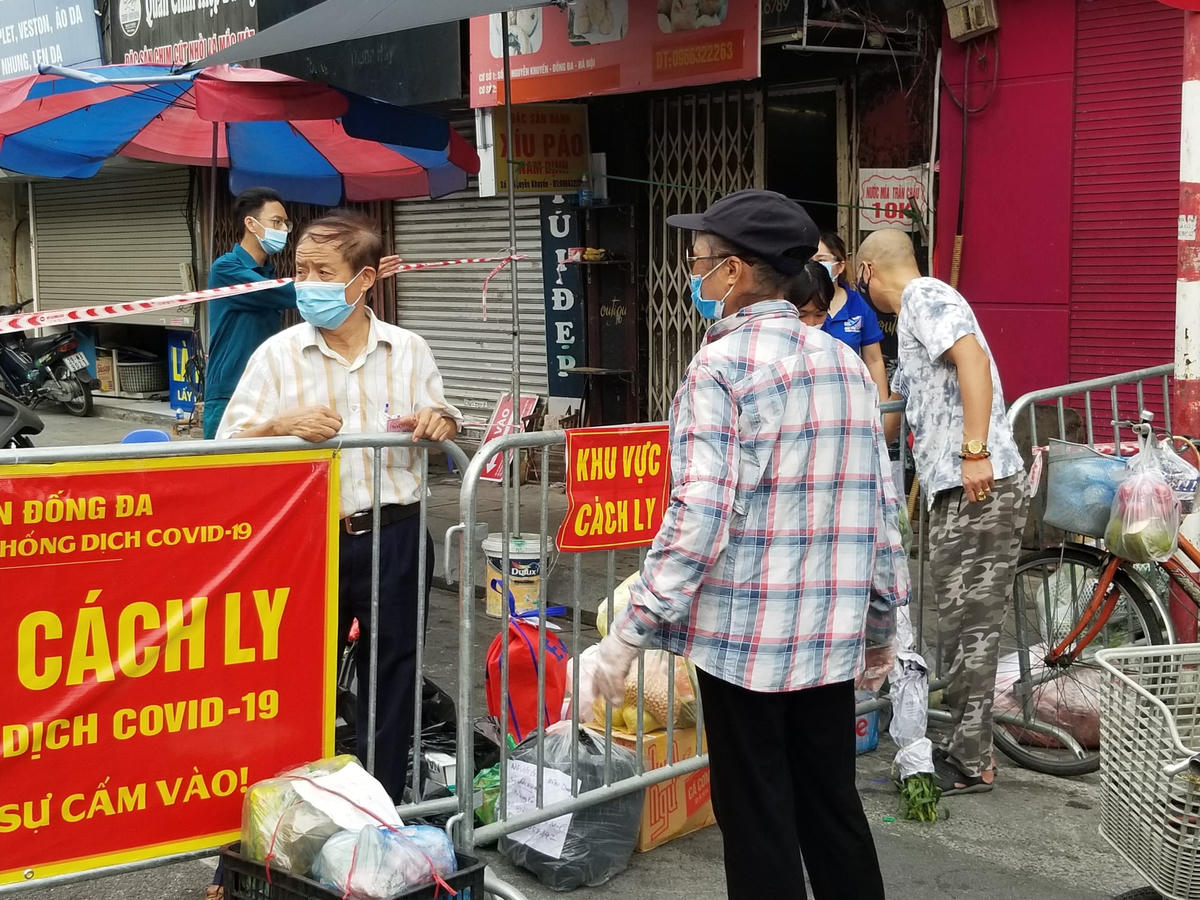 [ẢNH] Hàng trăm lượt tiếp tế nhu yếu phẩm cho 2 phường Văn Miếu, Văn Chương
