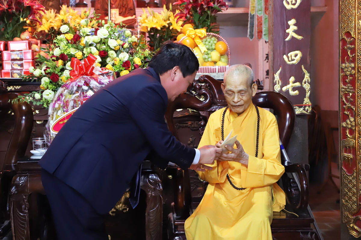 Phó Chủ tịch - Tổng Thư ký Hầu A Lềnh tặng quà Đại lão Hòa thượng Thích Phổ Tuệ.