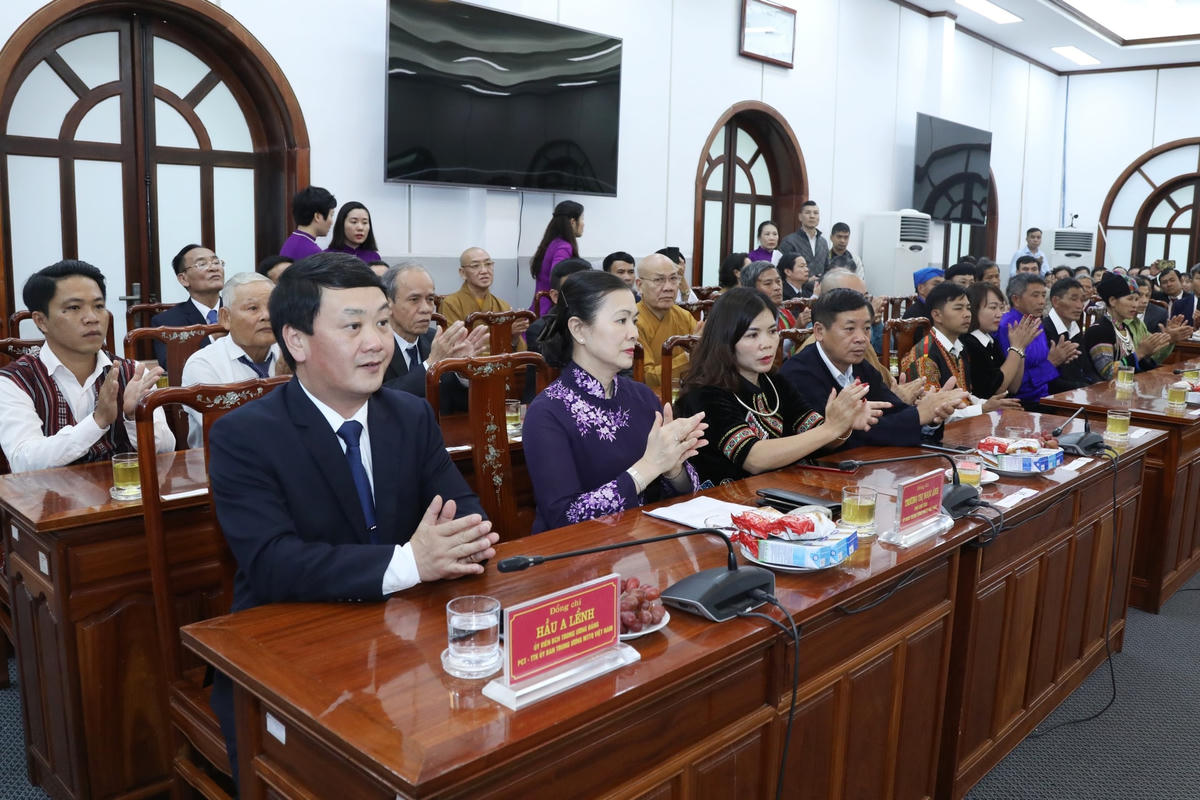 Phó Chủ tịch - Tổng Thư ký Hầu A Lềnh, Phó Chủ tịch Trương Thị Ngọc Ánh cùng các điển hình tiêu biểu tại buổi gặp mặt.