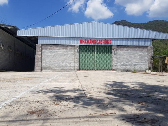 Hiện nay các công trình, showroom vi phạm đang “cửa đóng then cài”, nằm im lìm vắng vẻ.