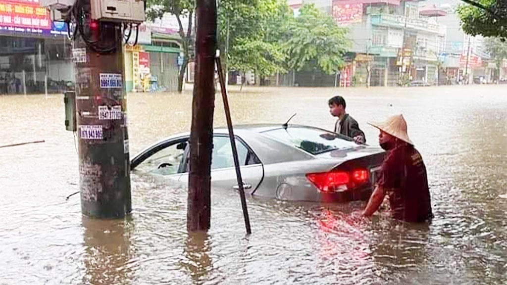 Tuyến đường cửa ngõ từ TP.Lào Cai đi H.Bát Xát tê liệt do mưa lớn ngập sâu trong sáng nay. Ảnh: Thanh Niên.