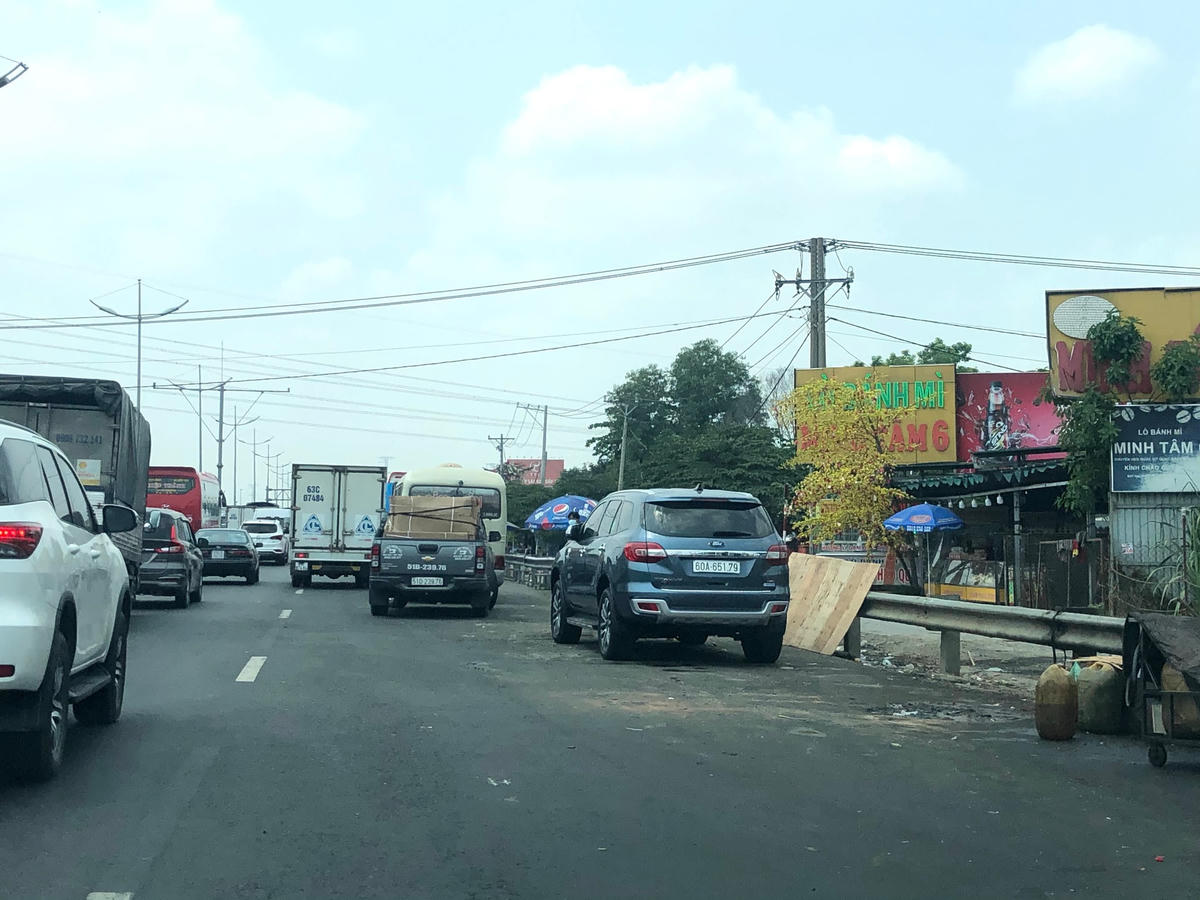 Điểm đầu của tuyến cao tốc ở trạm thu phí Chợ Đệm (TP HCM), các phương tiện thường ra/vào các làn đường hay dừng hẳn lại để mua bán, trao đổi hàng hóa. Khu vực này rất mất an toàn dù nằm bên này trạm thu phí. Đặc biệt các xe khách thường dừng từ 15-30 phút để hành khách mua bán, đi vệ sinh dù có rào chắn đường cao tốc.