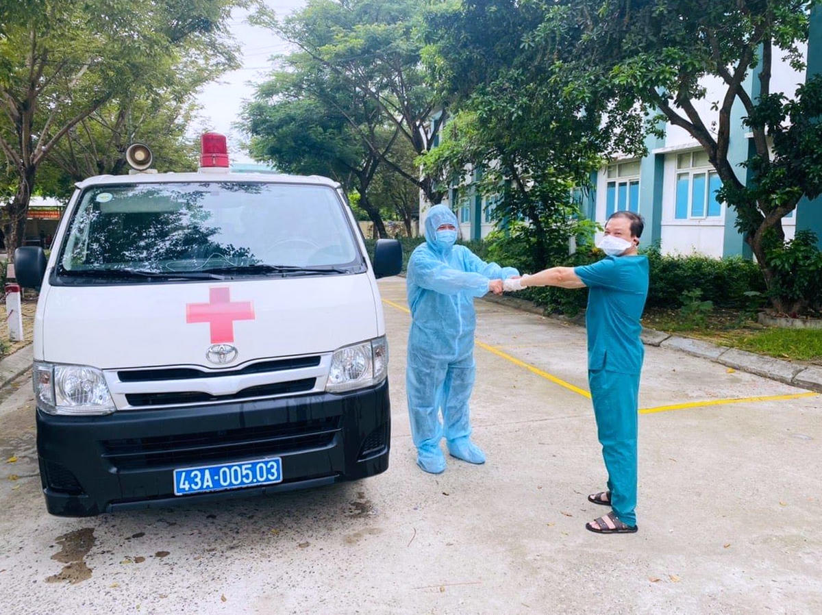 BN Covid-19 khỏi bệnh, được ra viện chiều 11/6 tại Trung tâm Y tế huyện Hòa Vang, chia tay bác sỹ điều trị. Ảnh B.Nguyên.