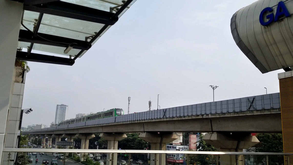Hình ảnh một tàu đang chạy thử nghiệm qua ga Thượng Đình (Quận Thanh Xuân)